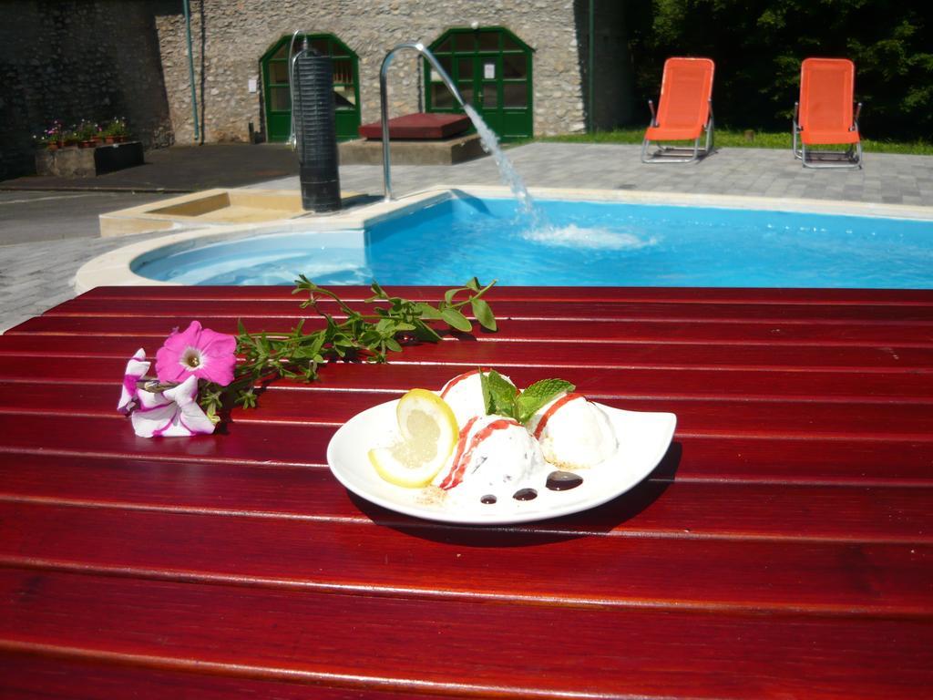 Ezuestfenyo Hotel Telkibánya Εξωτερικό φωτογραφία